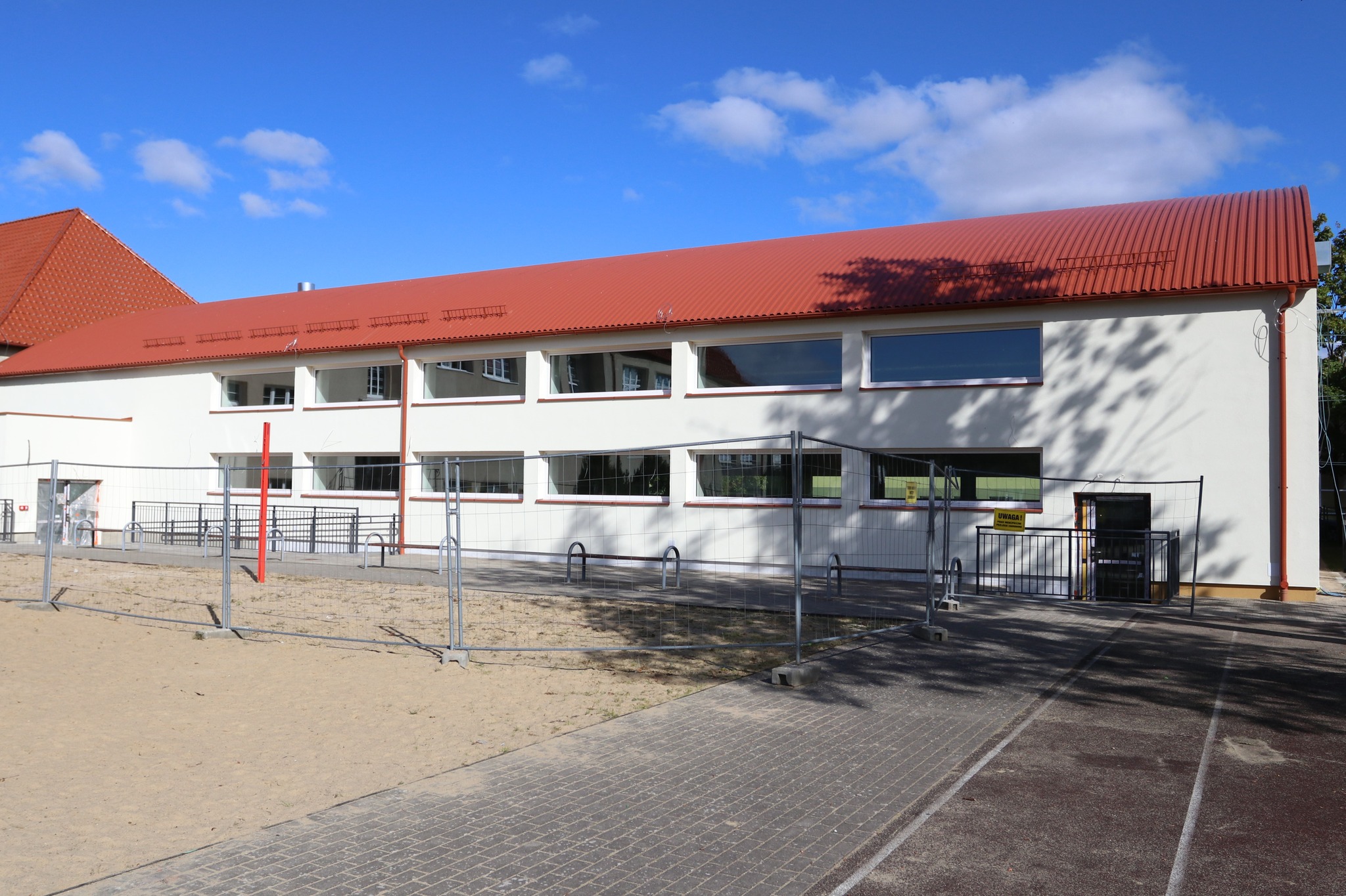 Stolarka okienna i drzwiowa w hali sportowej przy SP1 - Lębork